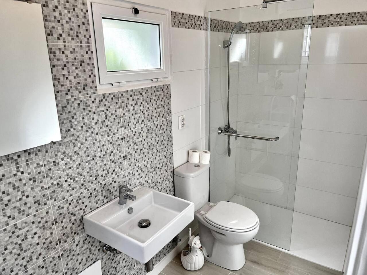 Modern Minimalist Studio With Essential Comfort Funchal  Kültér fotó