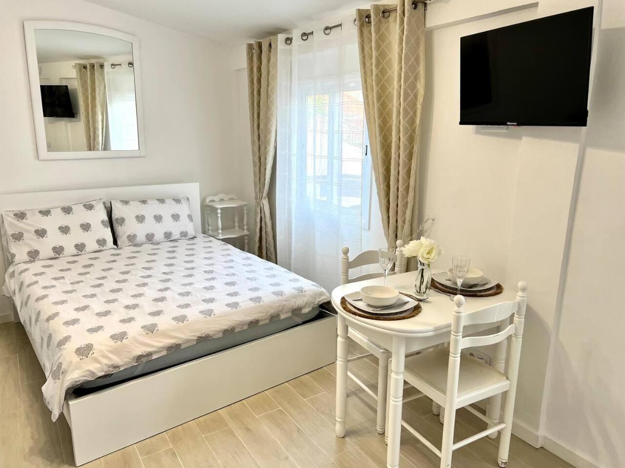 Modern Minimalist Studio With Essential Comfort Funchal  Kültér fotó