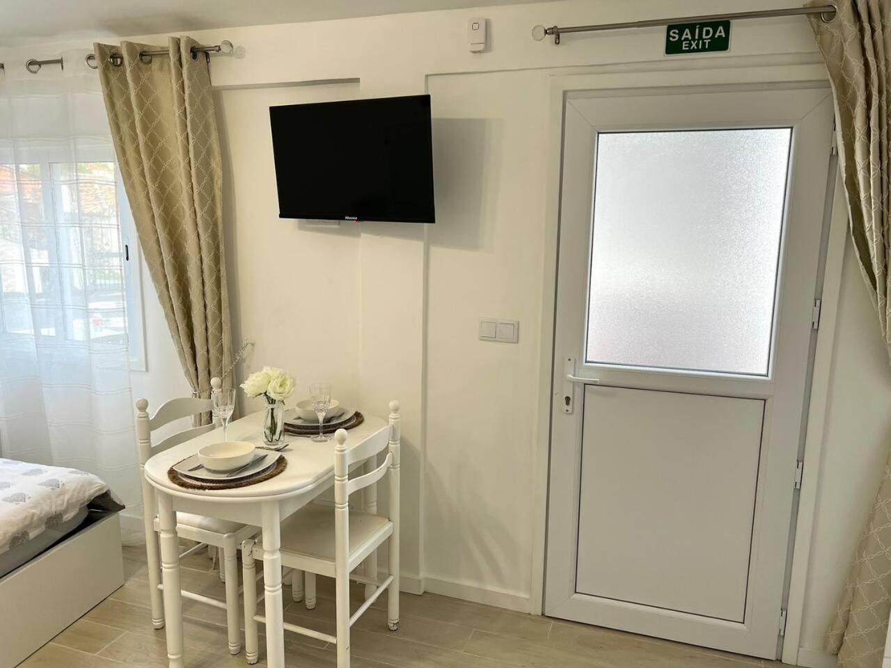Modern Minimalist Studio With Essential Comfort Funchal  Kültér fotó